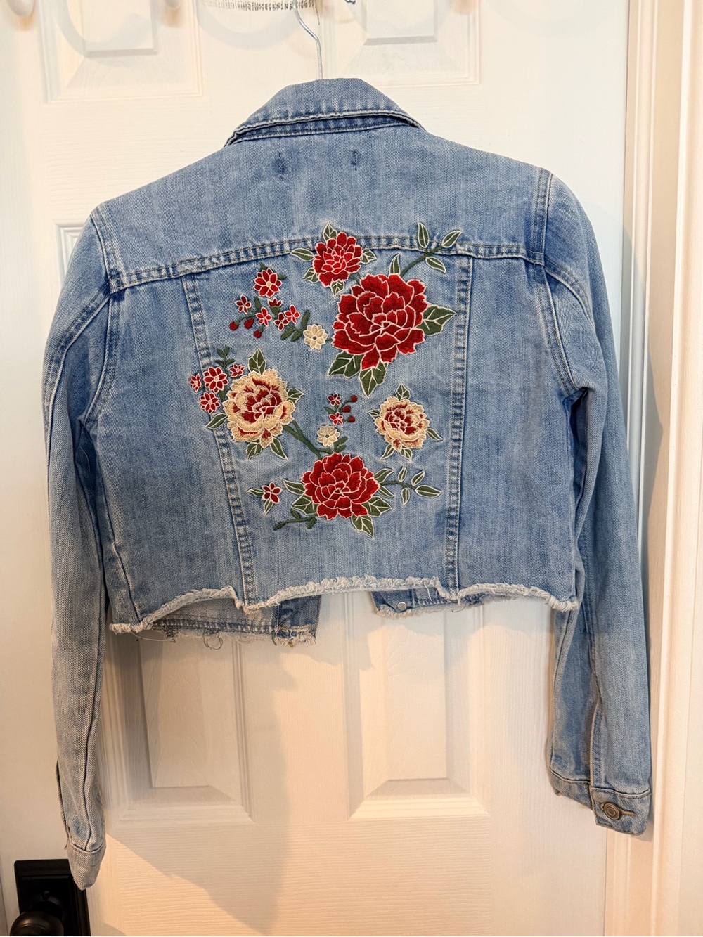 Forever 21 Floral Embroidered Cropped Denim Jacket – Size Small